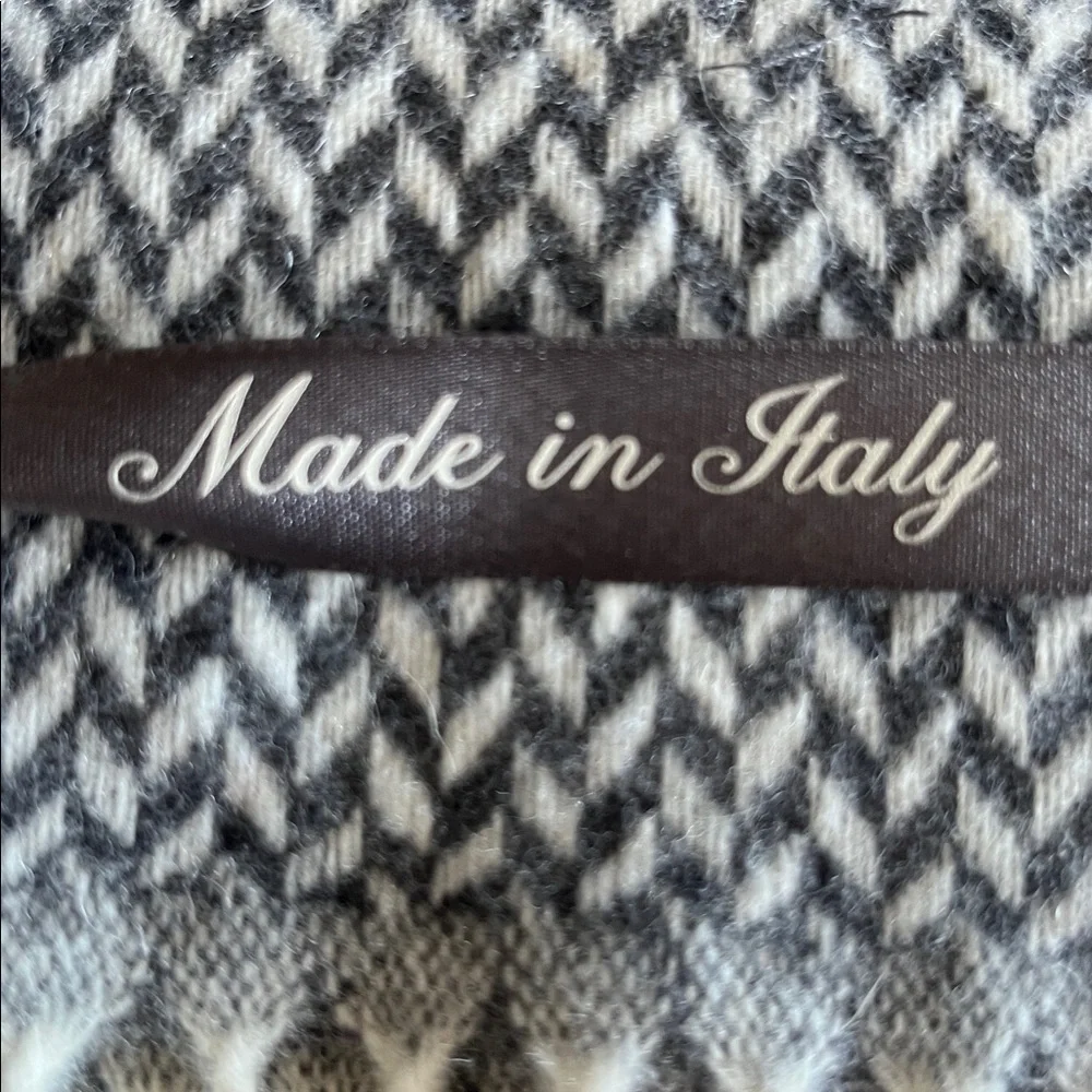 100% Merino wool gray and white chevron print scarf, NWT